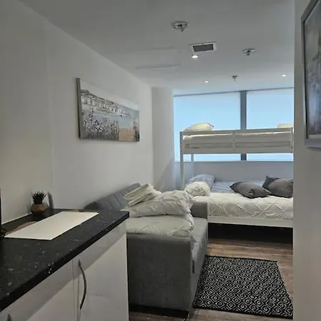 Small Studio For Group Of 5 In Delta Croydon Dpf3